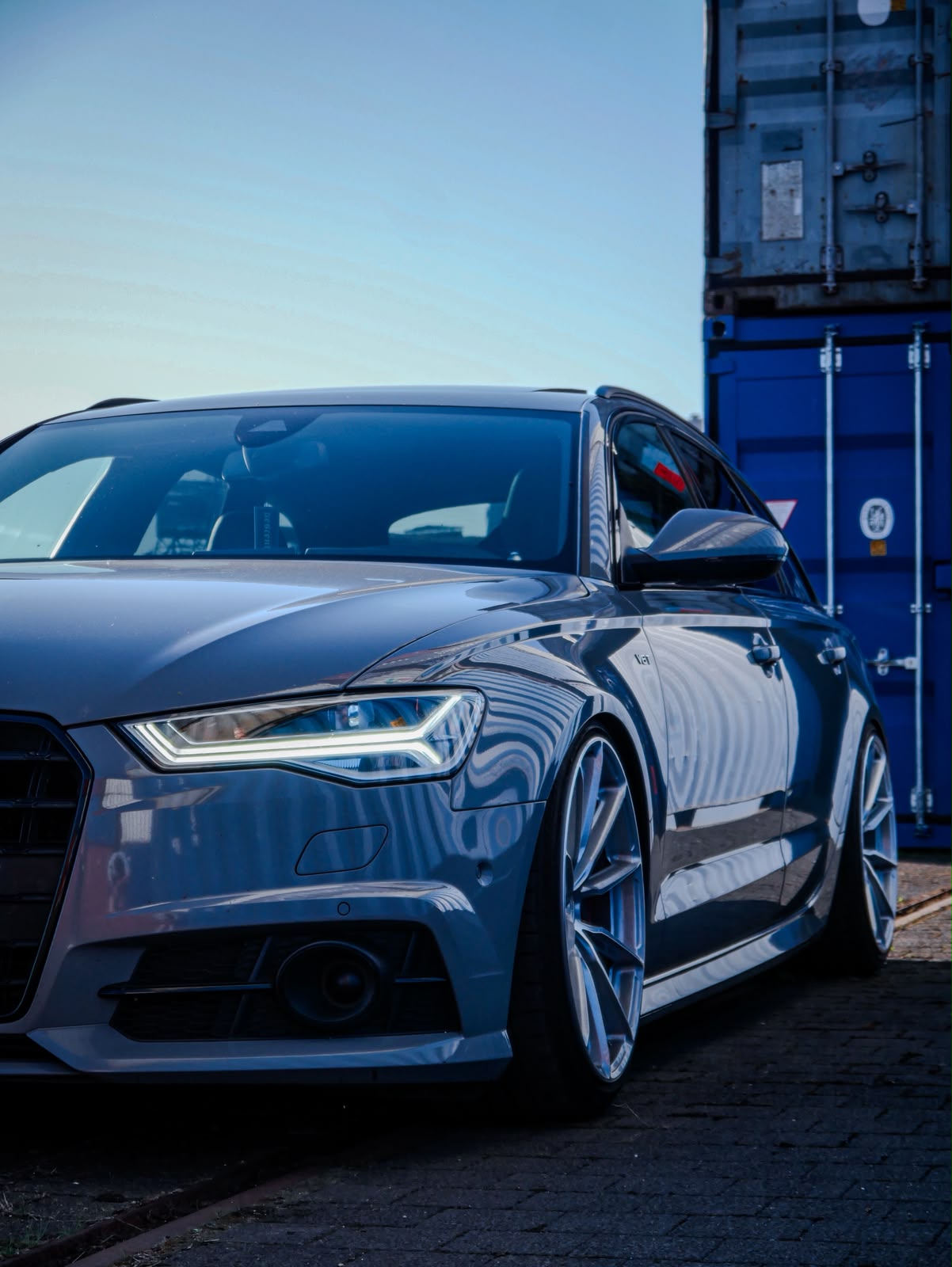 Grauer Audi A6 C7 in einer Industrieumgebung