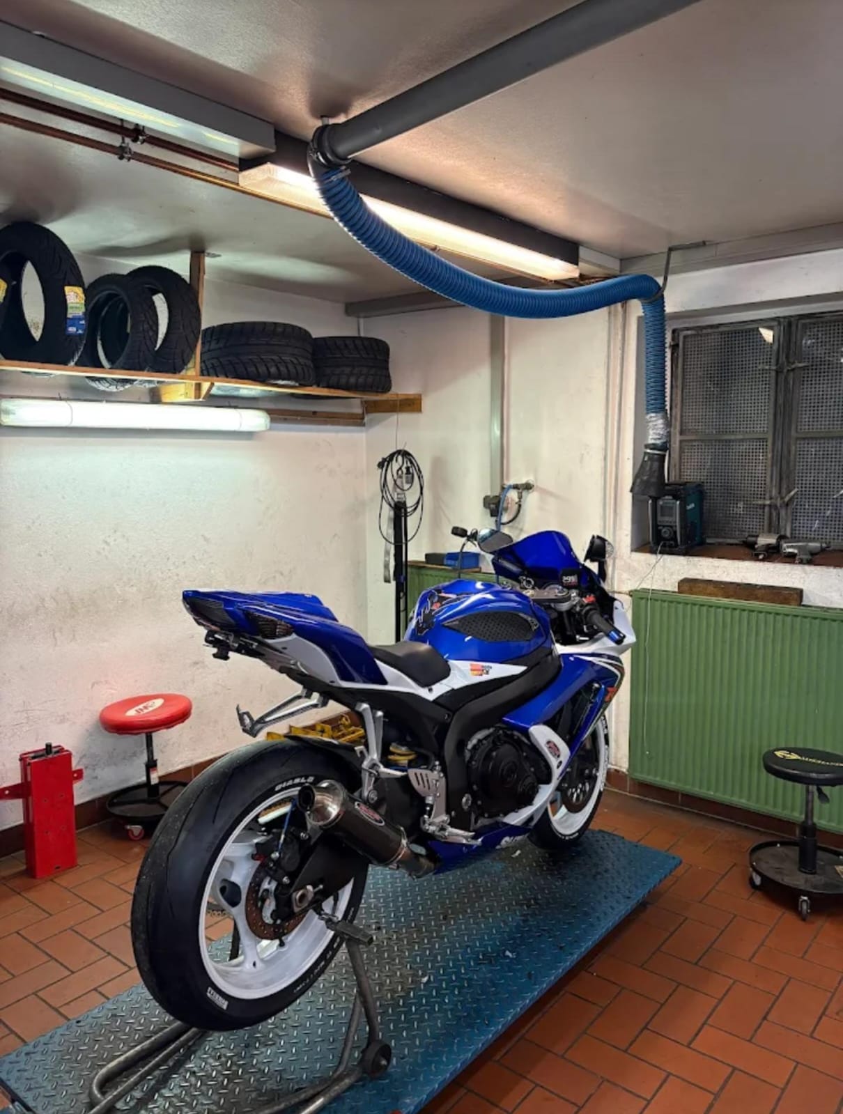 Blaue Suzuki GSX-R 750 auf einer Hebebühne in der Werkstatt