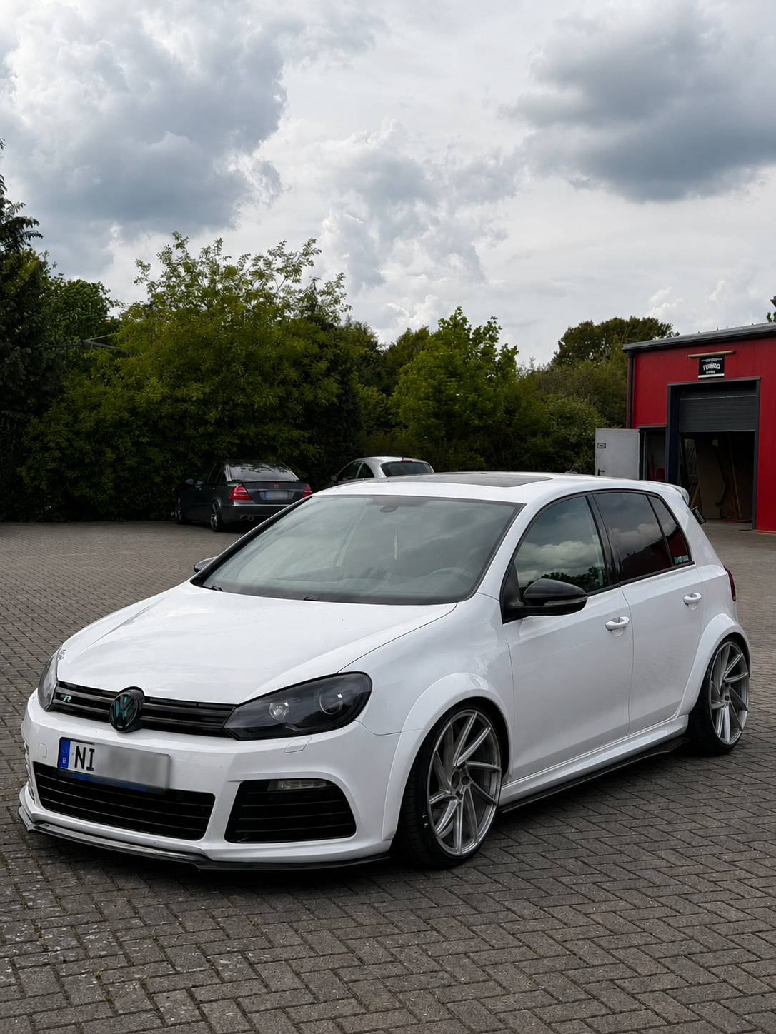 Weißer Volkswagen Golf 6 R vor dem MTK-Coding-Standort